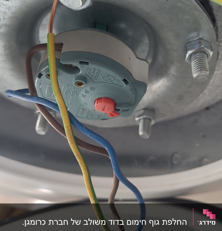 חיבורים חשמליים בדוד שמש עם חוטים צבעוניים